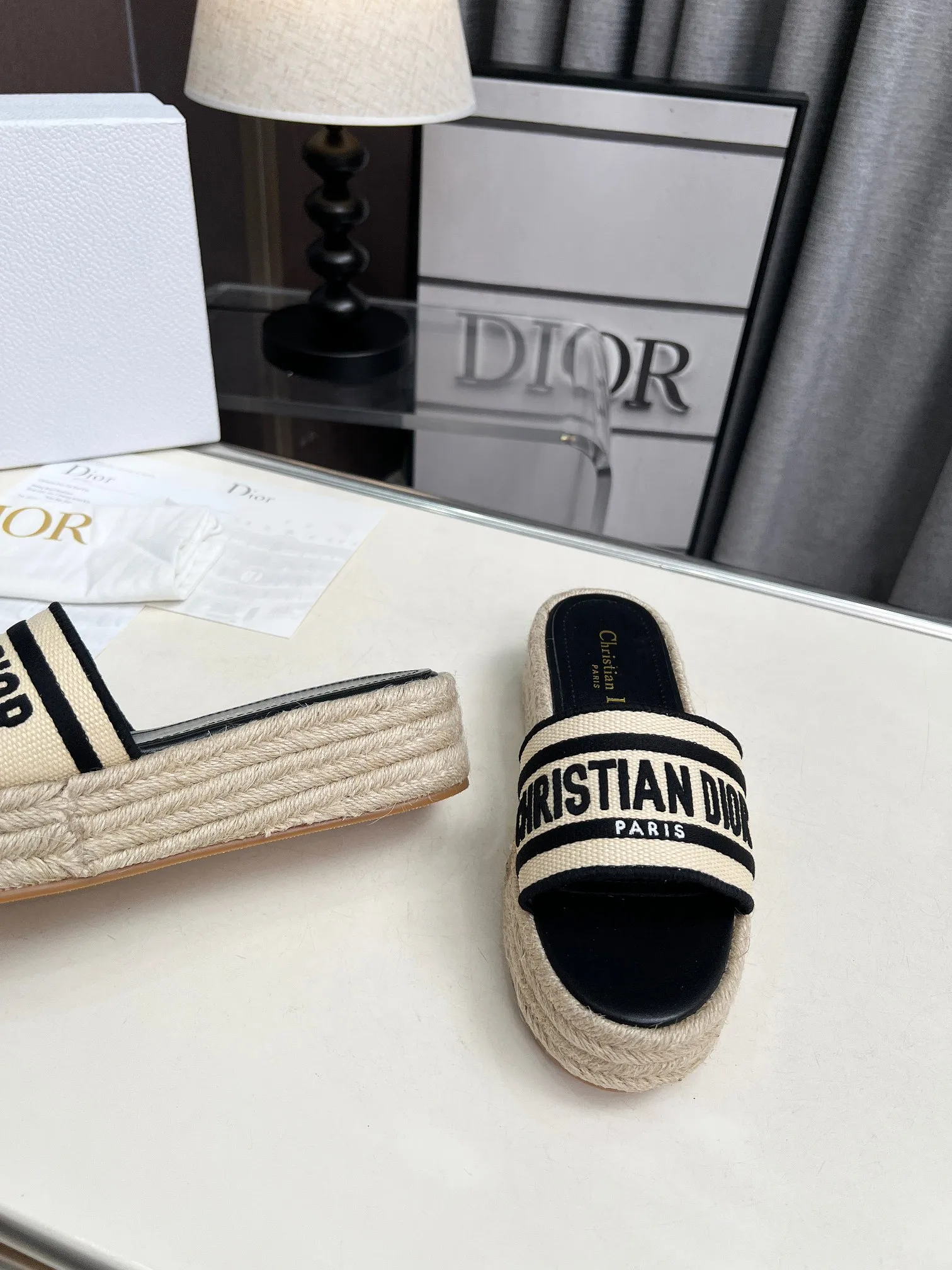 👟👟Ex-factory price 420👟👟 Dior's new spring and summer IVIETA DWAY jelly-colored flat-soled one-slip women's shoes with CD letter logo three-dimensional embroidery thick-soled round-toe open-toe slippers. The original version is developed to be the top version on the market. It feels soft and delicate on the feet and is extremely comfortable. Material: Upper imported raffia electric embroidery high-temperature water-soluble cotton technical fabric + water-dyed cowhide foot pad lining + original consistent combination outsole Outsole: original outsole Size: 35-42 (40.41.42 custom-made, non-refundable and non-exchangeable)